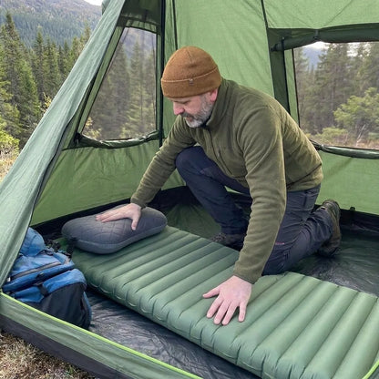 Oreiller sur le matelas dans la tente