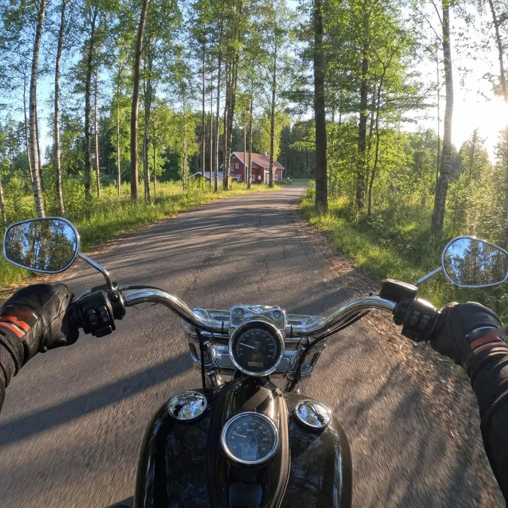 Vue à moto sur une route de forêt filmée avec la Klipsa PRO