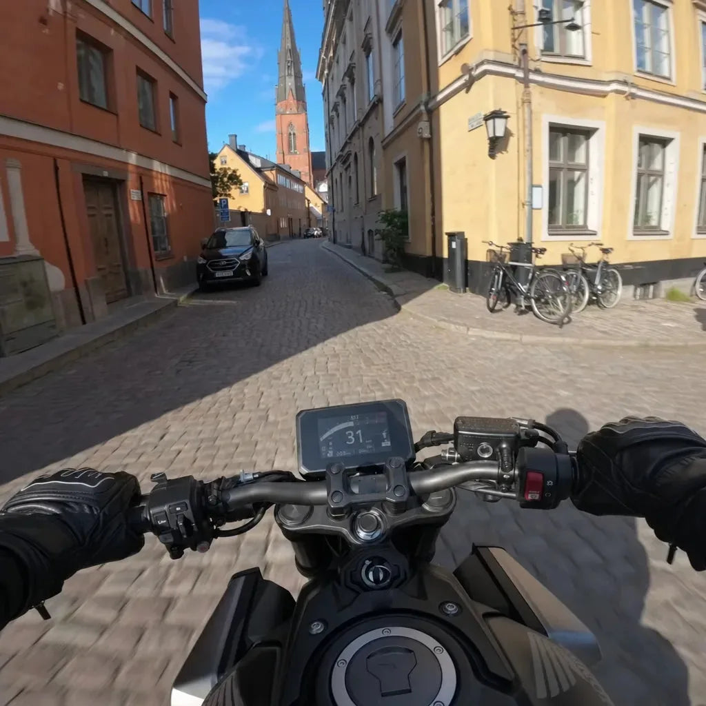 Vue à moto en ville filmée avec la Klipsa PRO